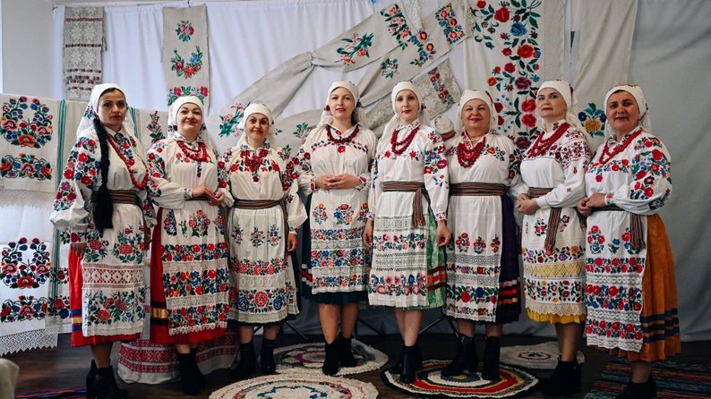 Волинські ковбаса, зеленички з часником, писачок та вишивка 