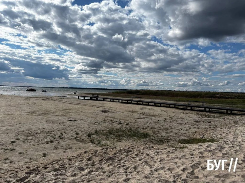 Світязь стрімко міліє: за рік вода відступила на десятки метрів — фото