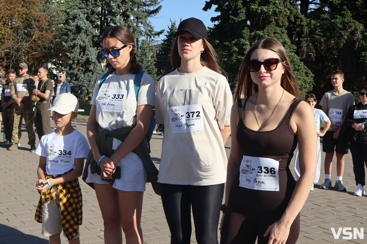 «Луцьк біжить за Героїв»: сотні містян долучилися до патріотичного забігу пам’яті. Фоторепортаж