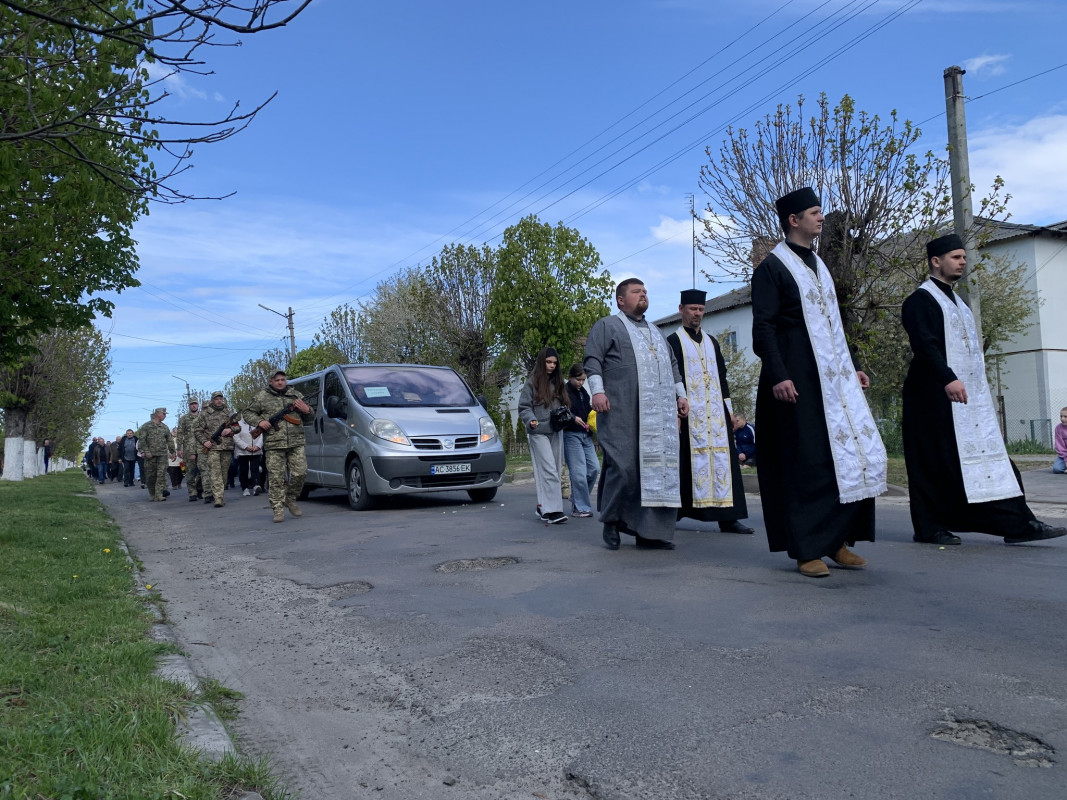 Останній дзвінок для Героя: у місті на Волині попрощалися з Олександром Каленюком