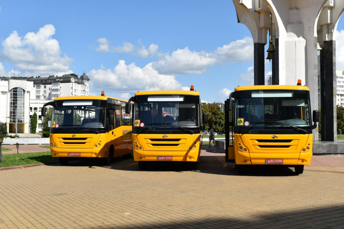 Три громади на Волині отримали шкільні автобуси