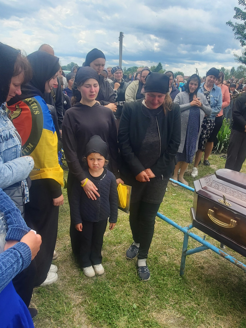 Дві доньки втратили батька: на Волині попрощалися з Героєм Владиславом Герасименком, який поліг на війні понад півтора року тому