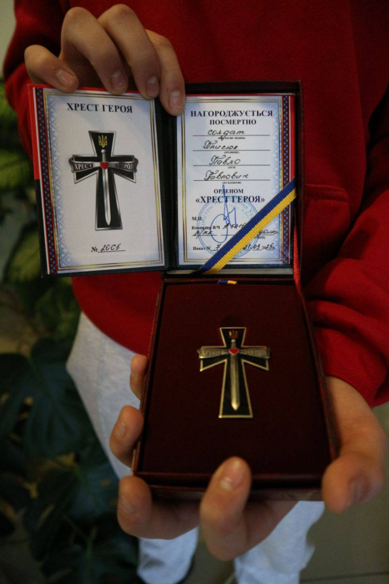 Був «очима» та «крилами», що нищили ворога: рідним Героя з Волині вручили державну нагороду