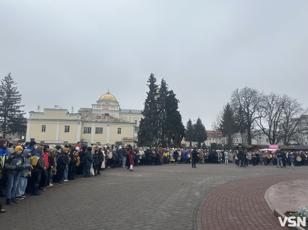 «Ланцюг Єднання» у Луцьку: сотні людей із прапором України відзначили День Соборності