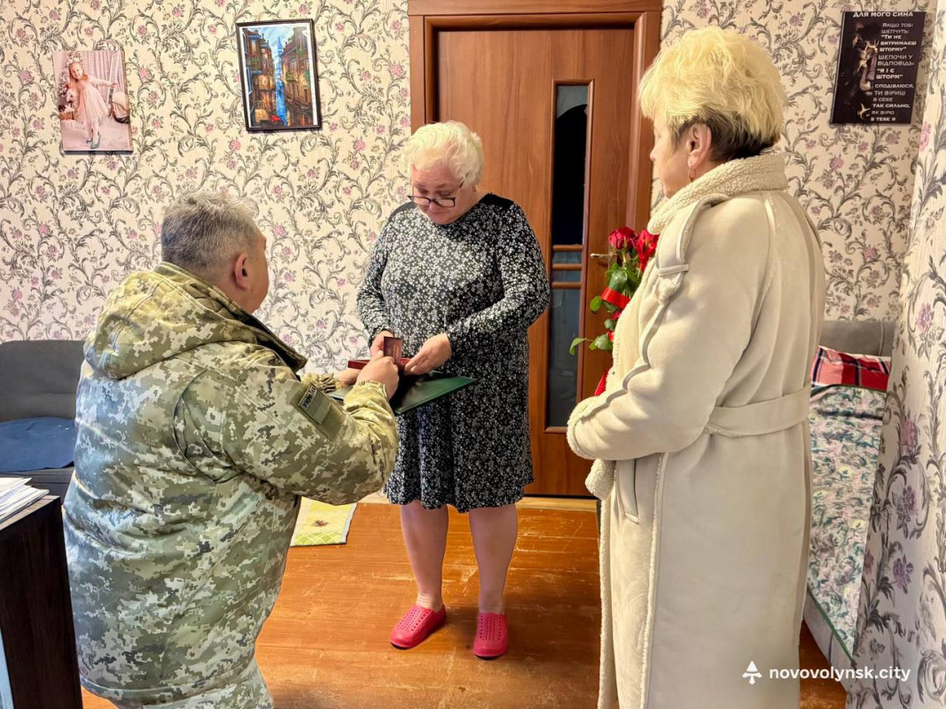 Назавжди 39: на Волині мамі Героя Сергія Артюхова вручили посмертний орден сина