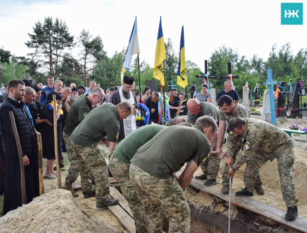 Трагічно загинув на Луганщині: на Волині прощалися з молодим Героєм Іваном Лахаєм