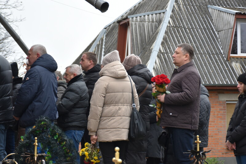 Поліг у бою 10 місяців тому: у Луцькій громаді попрощалися з 22-річним Героєм Романом Завірюхою