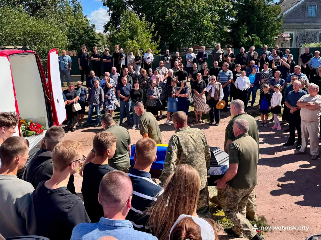 Йому було тільки 30: на Волині попрощалася з молодим Героєм Миколою Мурмилем