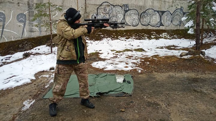 У Луцьку ветеран з ампутацією допомагає шити адаптивний одяг