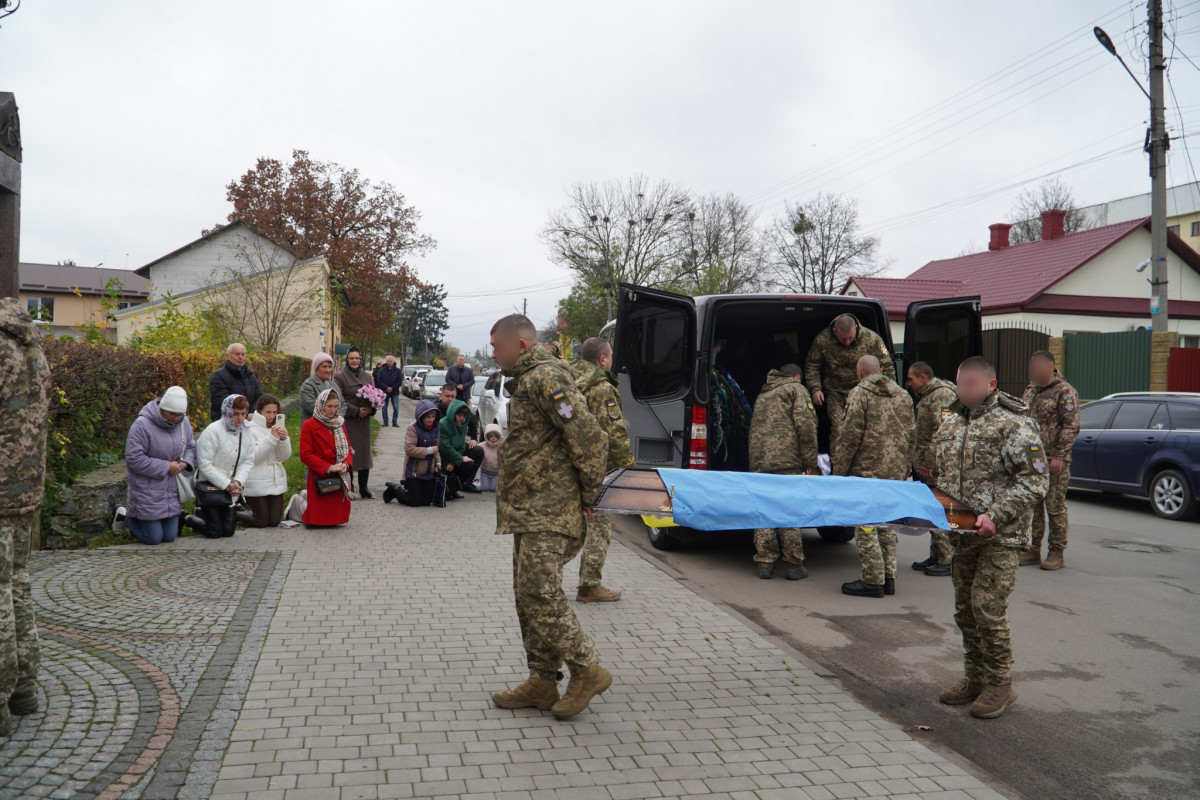 Загинув від важких поранень: на Волині попрощалися із штаб-сержантом Олександром Новосадом