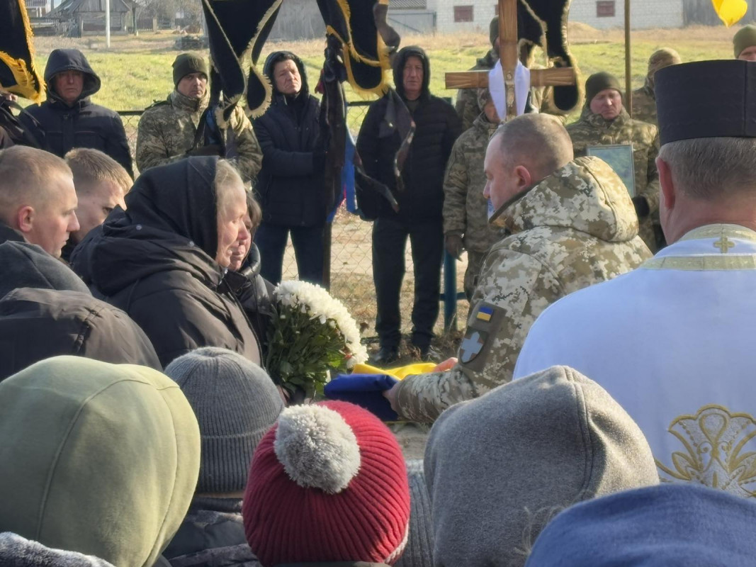 Навіки у строю: у селі на Волині попрощалися з Героєм Валентином Ярощуком