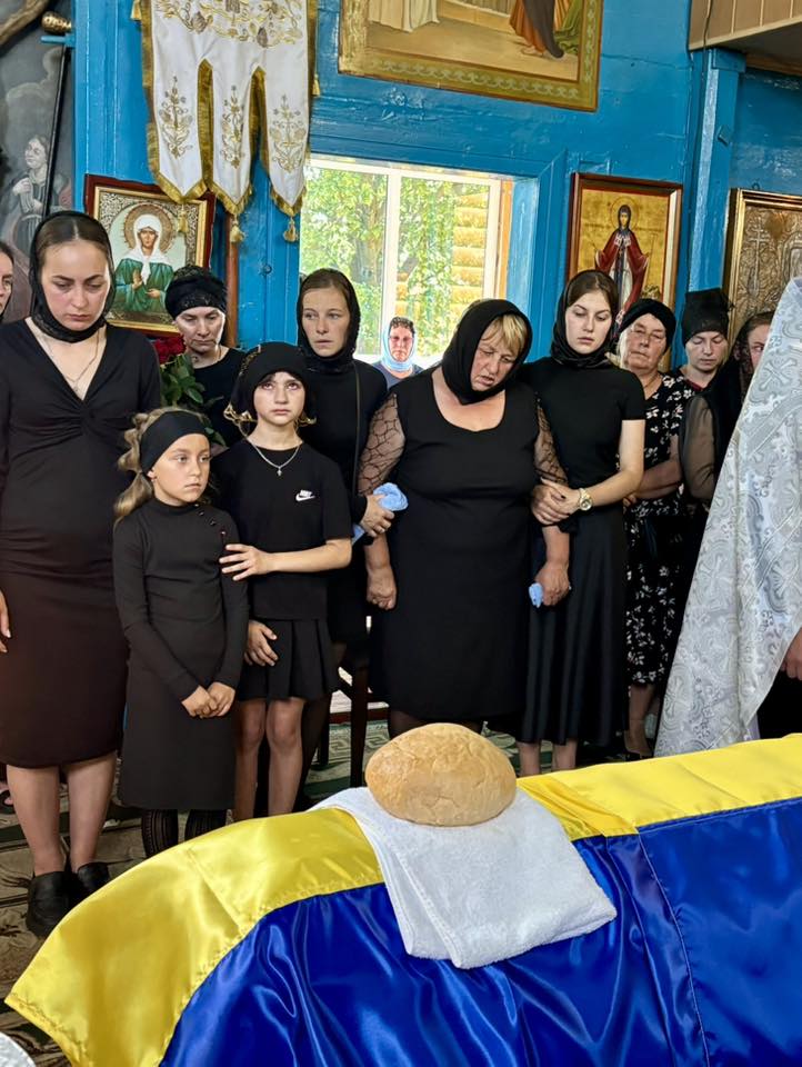 Загинув унаслідок авіаційного удару: на Волині попрощались з Героєм Дмитром Калінчуком