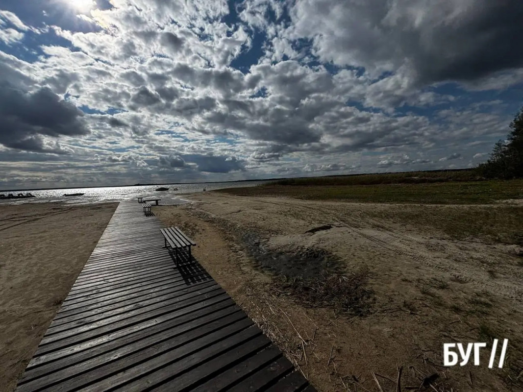 Світязь стрімко міліє: за рік вода відступила на десятки метрів — фото