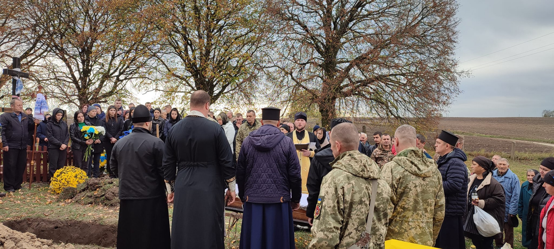 Зійшлося усе село: поховали 29-річного сапера з Луцького району Віталія Костюка. Фото