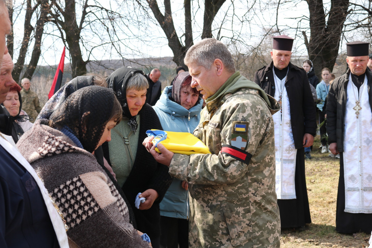 З перших днів вторгнення захищав Батьківщину: на Волині попрощалися з Героєм Василем Івановим