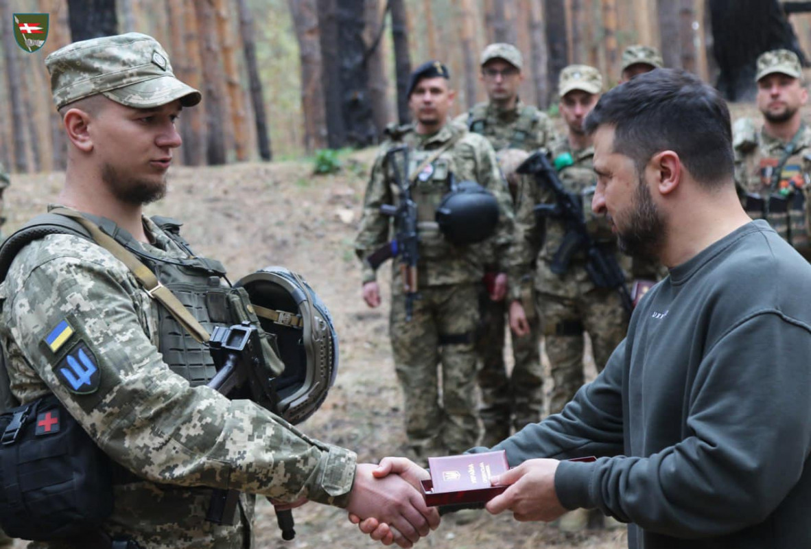 Надзвичайними зусиллями боронять Україну: Президент України вручив нагороди бійцям волинської бригади