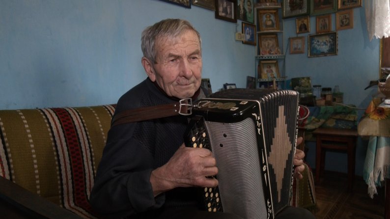 Їздить на «Запорожці», пише вірші й тримає пасіку: історія 85-річного дідуся з Волині
