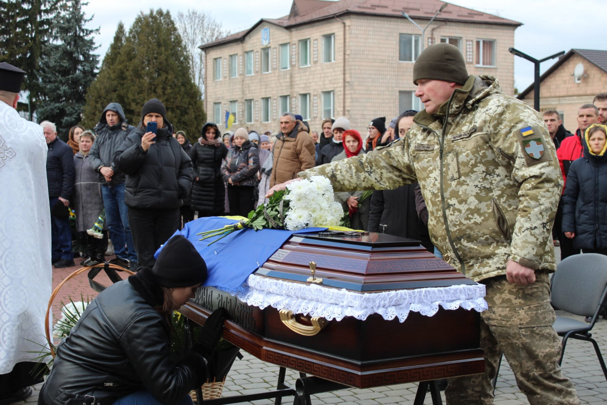 Донька та син втратили батька: на Волині попрощались із Героєм Василем Мартинюком