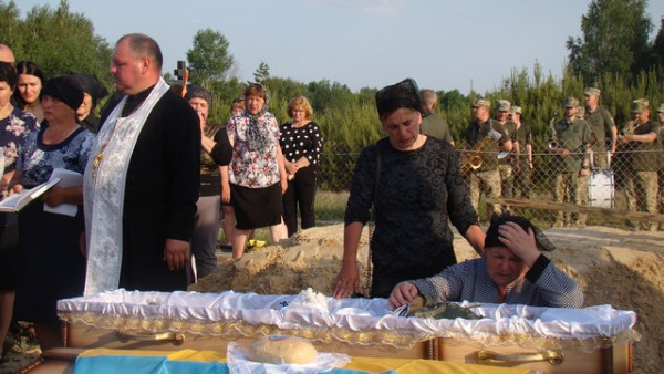 На Волині живим коридором та на колінах зустріли загиблого Героя, який захищав Україну