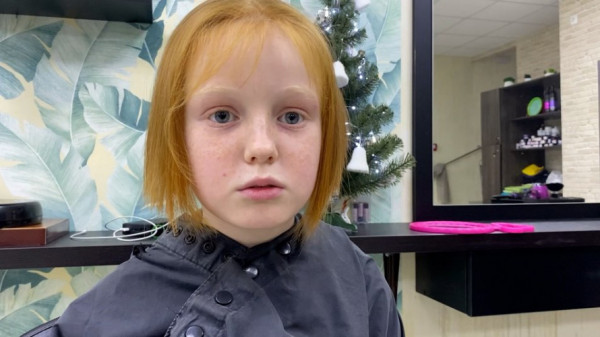9-річна дівчинка відрізала півметрову косу, щоб придбати каску для військових під Бахмутом