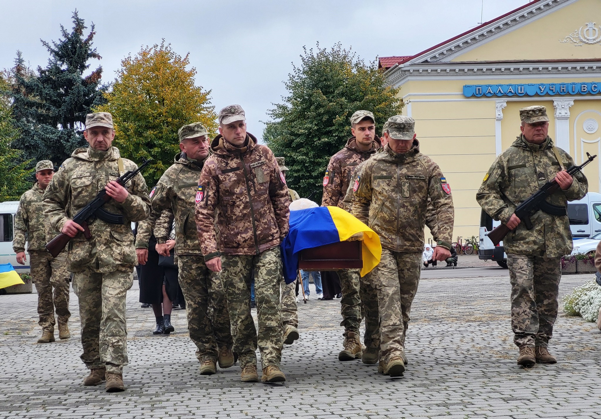 Понад сімнадцять місяців рідні жили в невідомості: на Волині попрощались з Героєм Михайлом Гарбузом