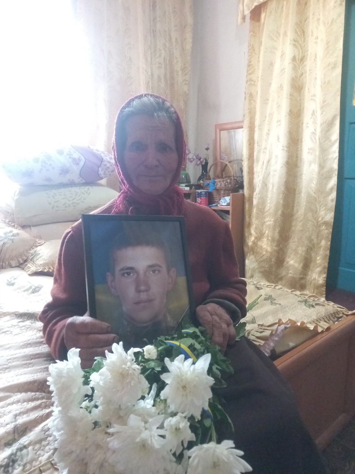 Йому назавжди 28: мамі загиблого снайпера з Волині передали його відзнаку