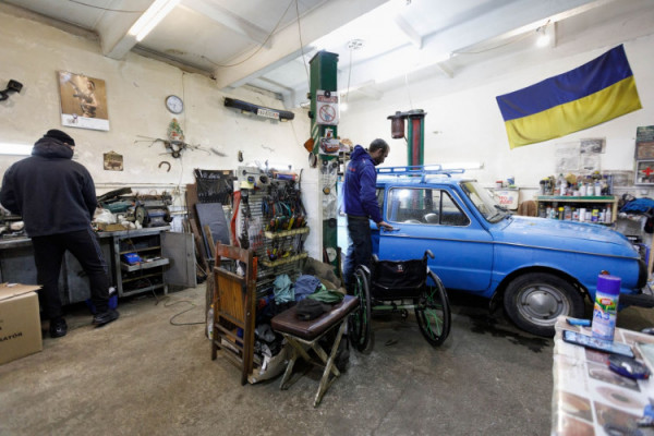 Механік з Луцька безоплатно ремонтує автомобілі для ЗСУ
