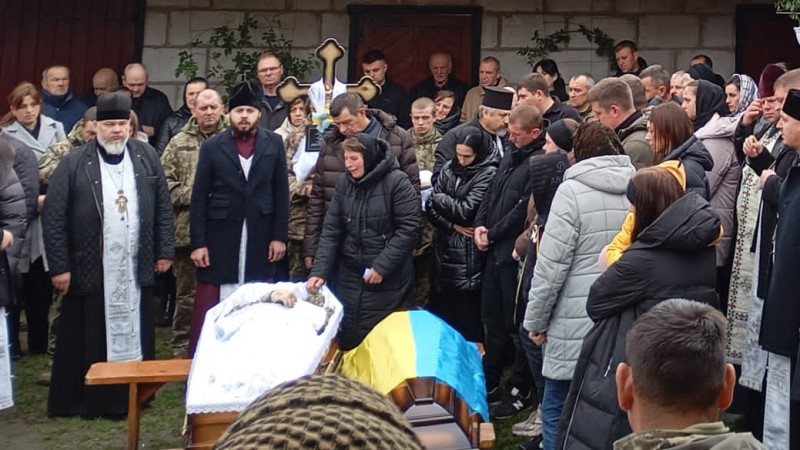 Осиротіли донька і син: в останню дорогу провели 34-річного Героя з Волині Віталія Павловича