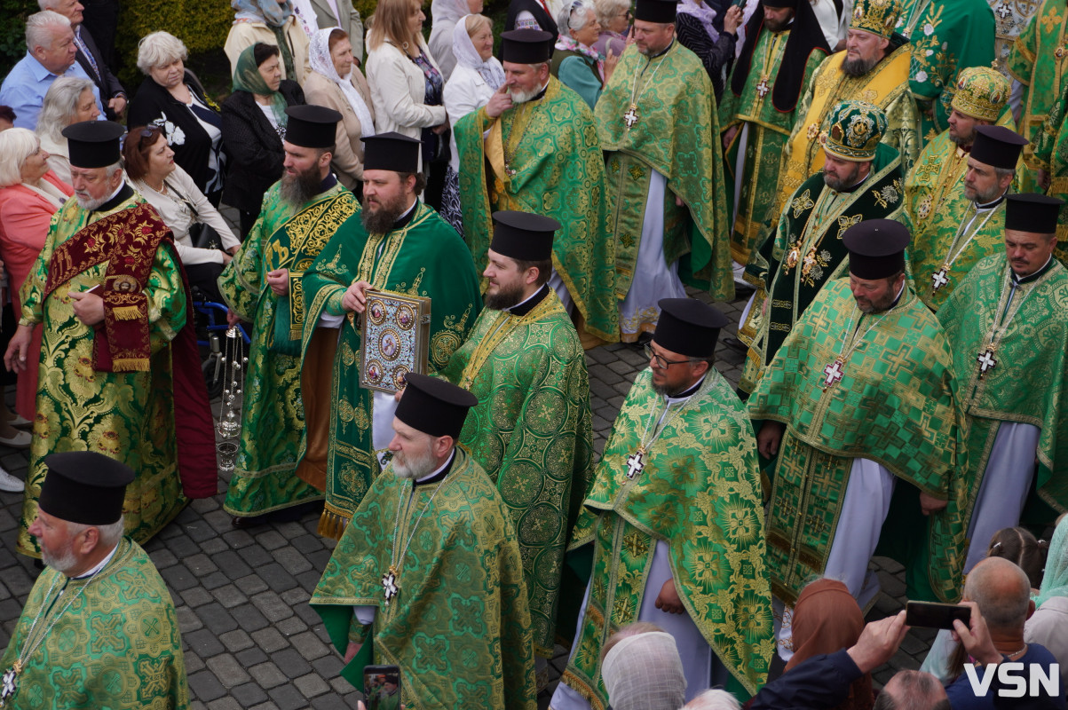 Хресна хода і спільна молитва: як минула літургія за участі Епіфанія у Луцьку. Фоторепортаж