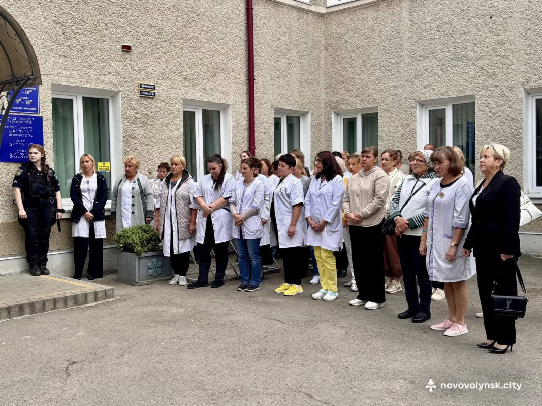 Війна забрала їхні життя: у місті на Волині відкрили меморіальні дошки загиблим медикам