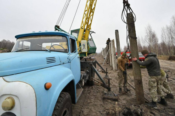 На Волині від білорусів будують залізобетонний паркан з колючим дротом