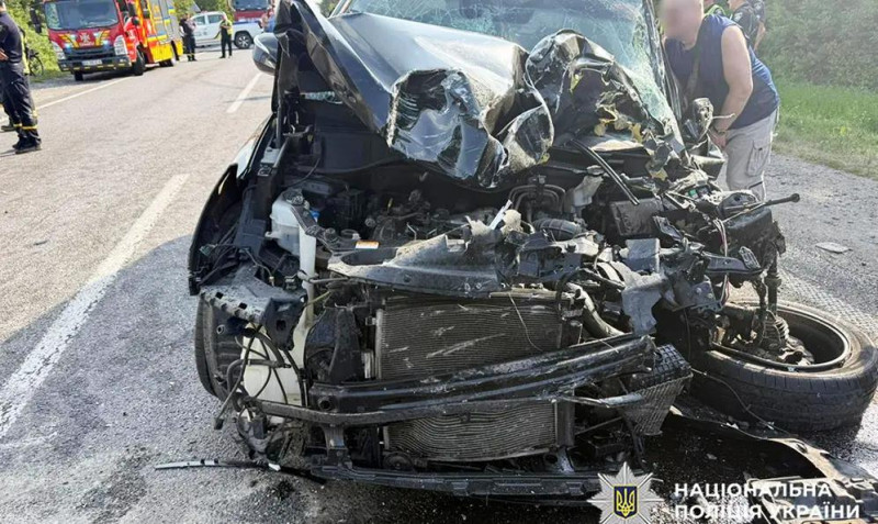Автобус з людьми потрапив в серйозну аварію на Хмельниччині: багато людей постраждали. Фото