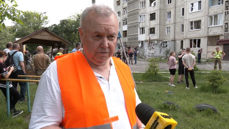 «Мама, я хочу жити»: мешканці зруйнованої багатоповерхівки в Луцьку повертаються по речі після ракетного удару