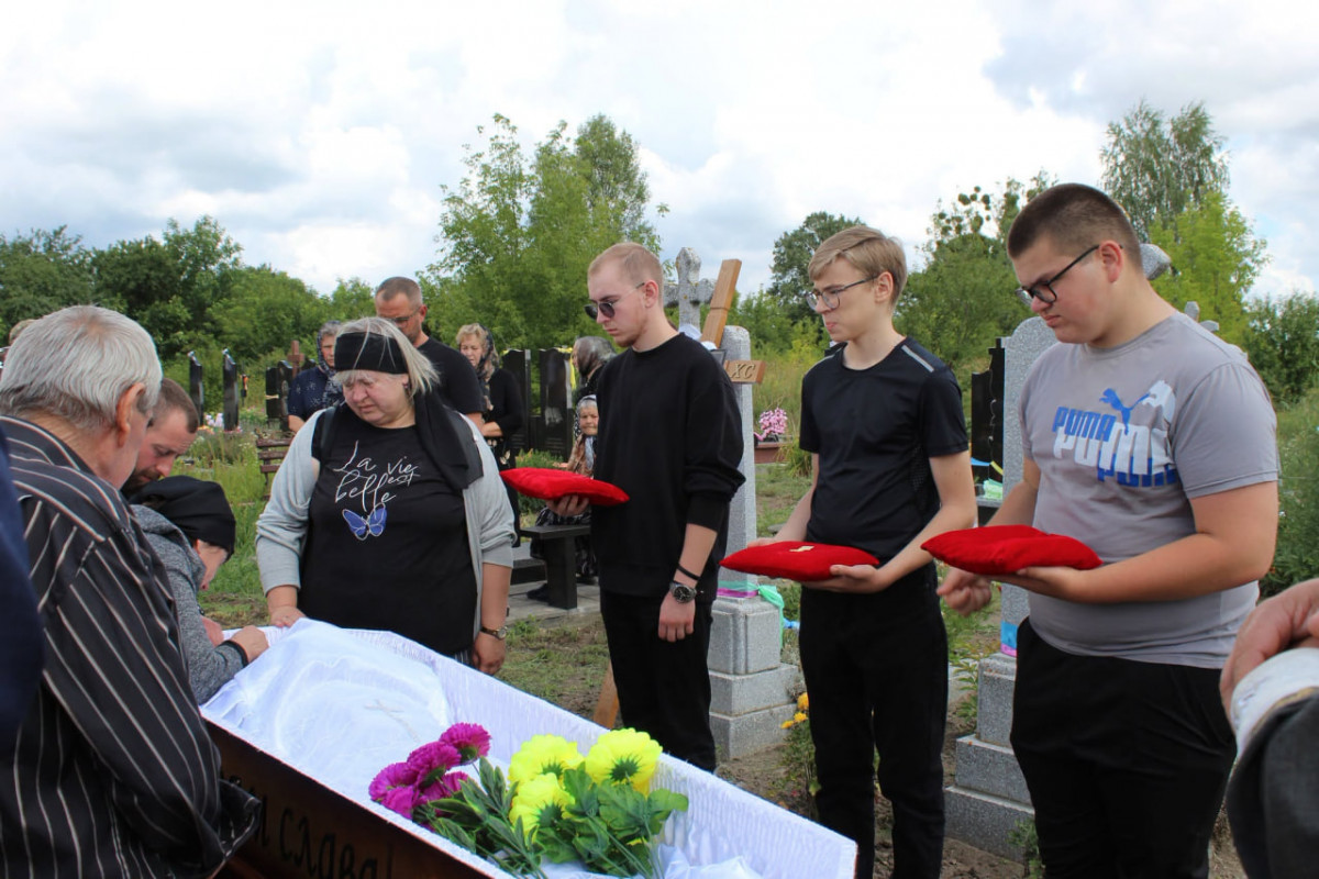 Незламний артилерист, нагороджений «Золотим хрестом»: на Волині попрощалися з Героєм Олегом Орлюком