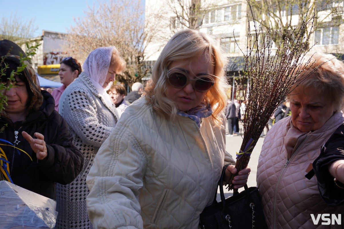 Сотні вірян прийшли освячувати вербу у головний собор Луцька. Фоторепортаж