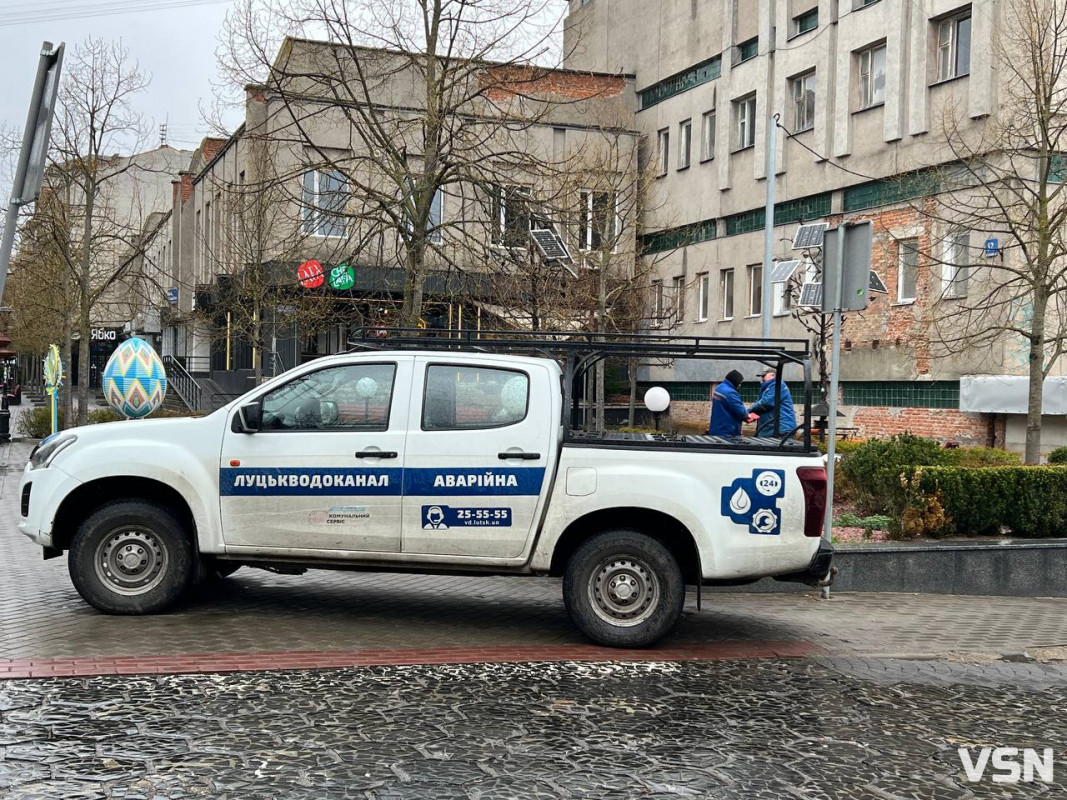 У центрі Луцька готують фонтани до Великодня