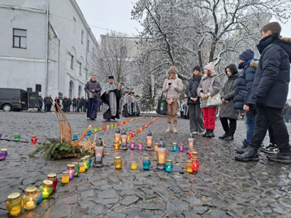 Юні лучани вшанували пам'ять жертв Голодомору