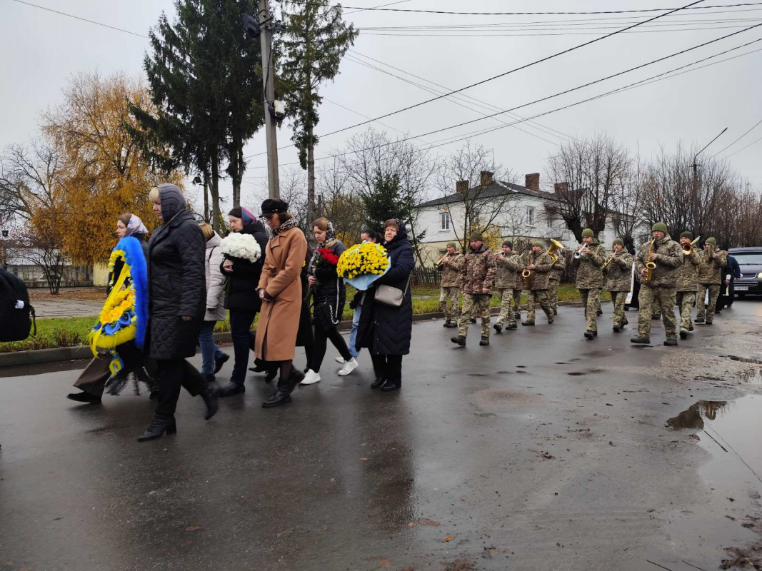 Осиротіли діти, овдовіла молода дружина: на Волині попрощалися з Героєм Володимиром Кравчуком