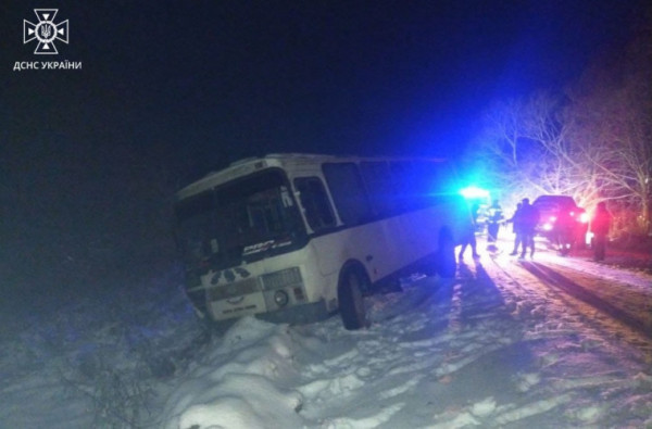 У Луцькому районі у снігових заметах застряг автобус з 11 пасажирами