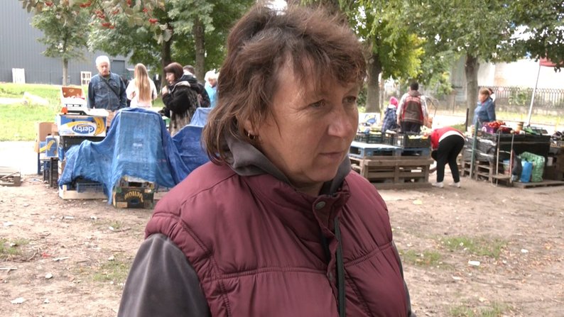 «Ніякої вигоди нема, просто люди хочуть мати щось своє»: що кажуть господарі, які продають картоплю на ринках в Луцьку