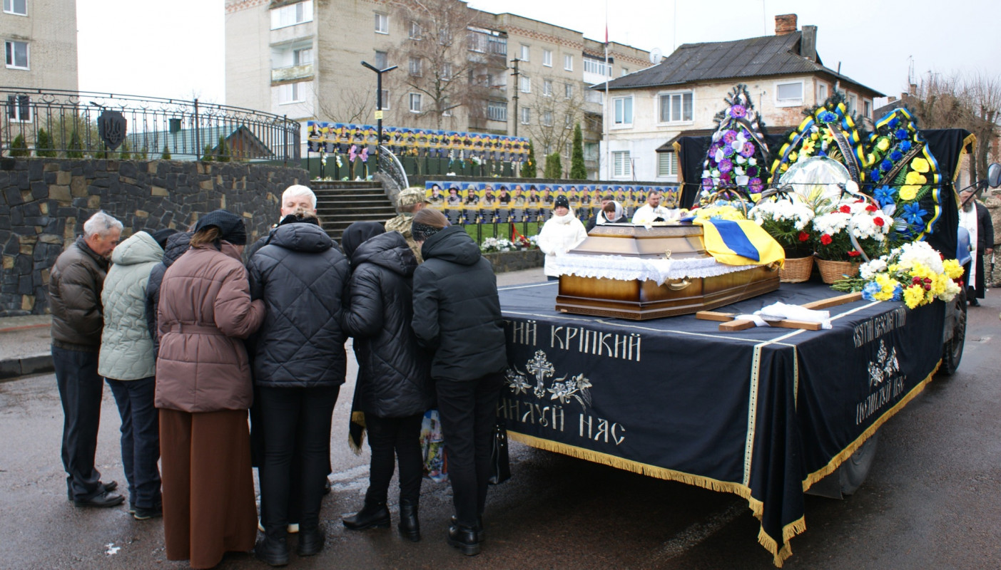 До останнього подиху – за Україну: у Луцькому районі попрощалися з Героєм Сергієм Мандзюком  