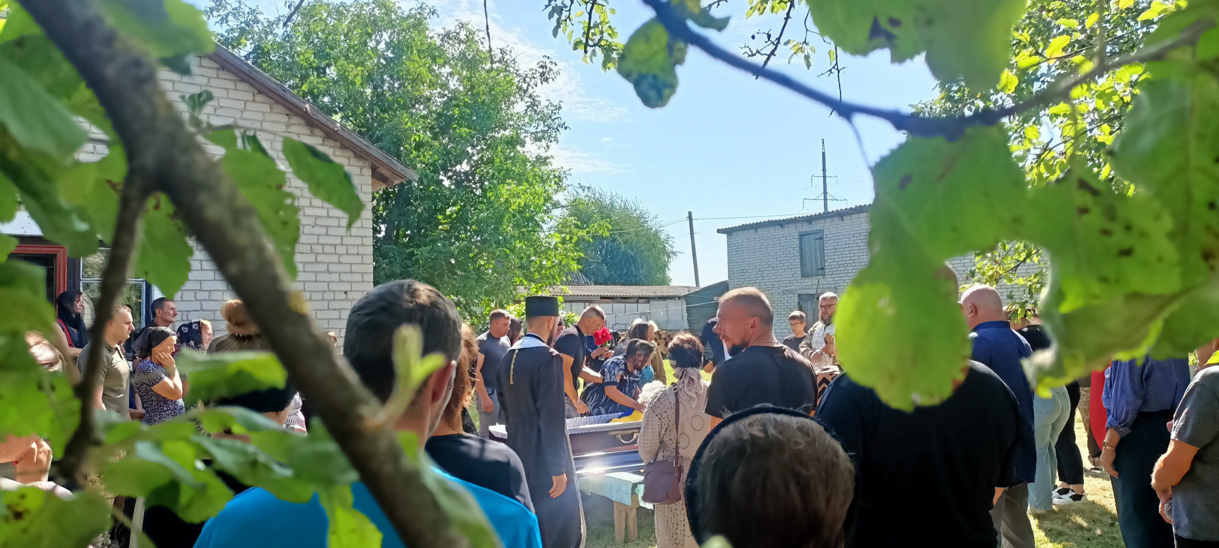 Три доньки втратили батька: на Волині попрощалися з Героєм Сергієм Петровим