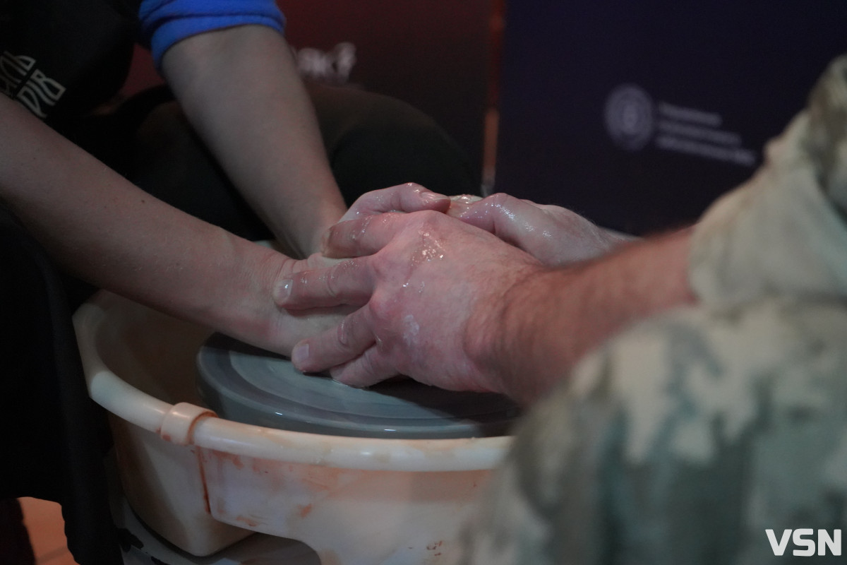 Глина, що лікує: у Луцьку провели сесію терапії для поранених захисників