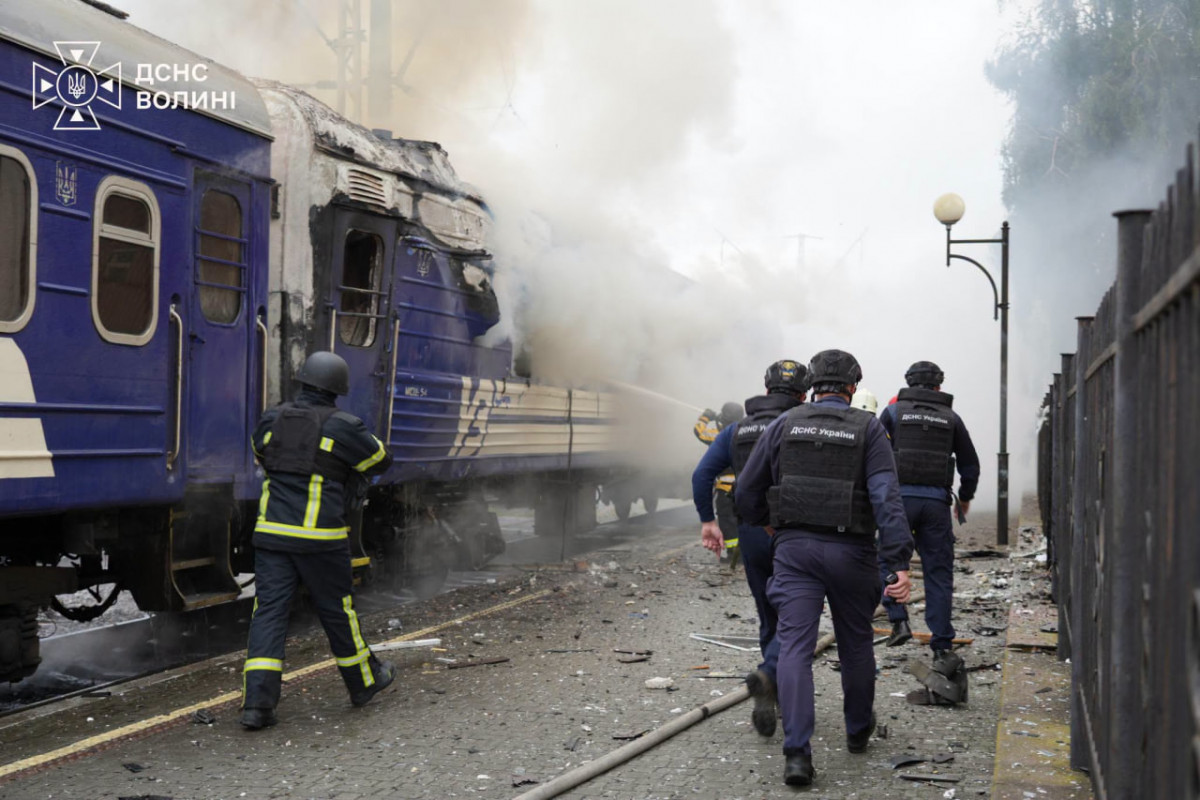 У Луцьку загорілися вагони потяга після російського удару: деталі від ДСНС