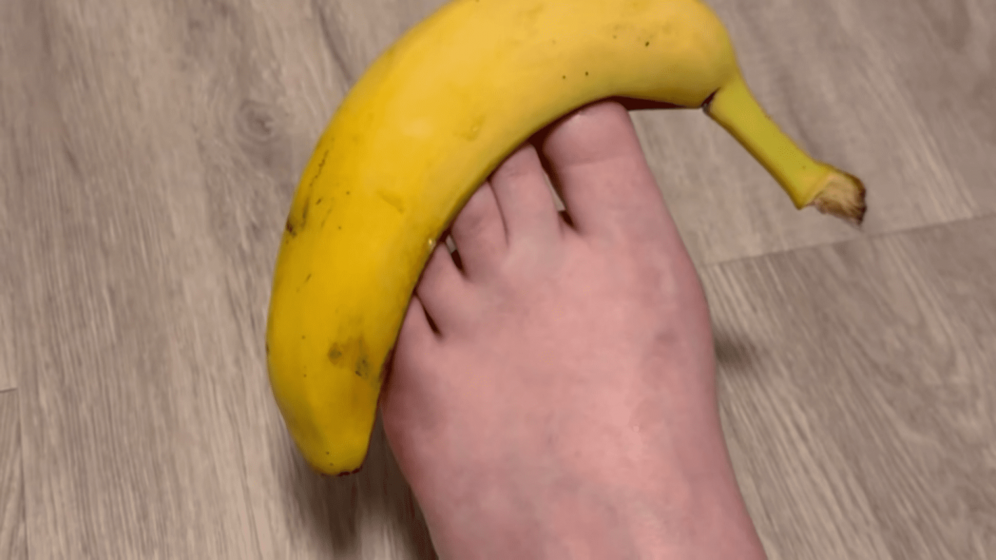 Як за допомогою бананової шкірки зробити доглянутими стопи