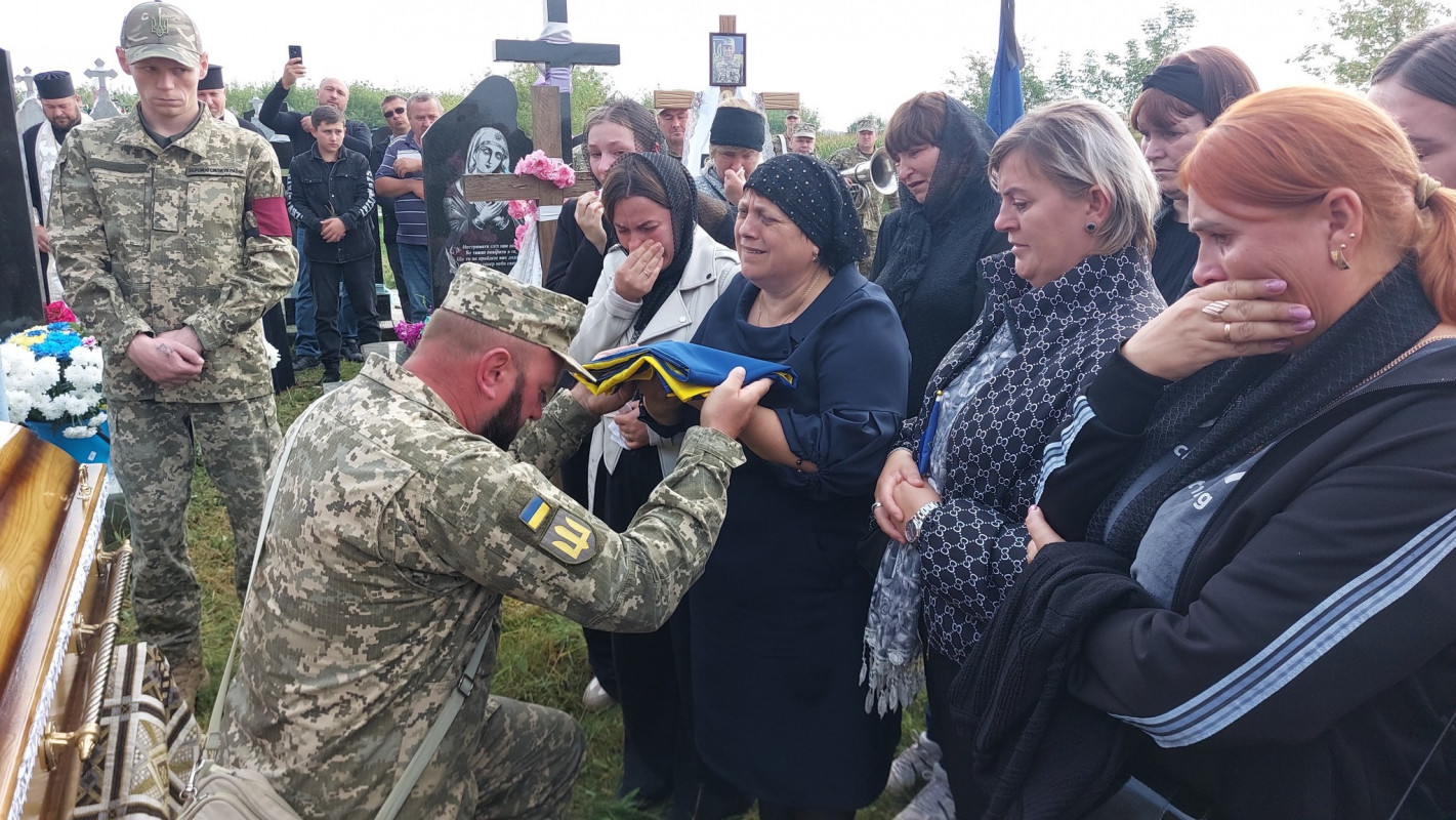Залишилася дружина, дві доньки та троє онуків: на Волині попрощались з Героєм Василем Дуркотом