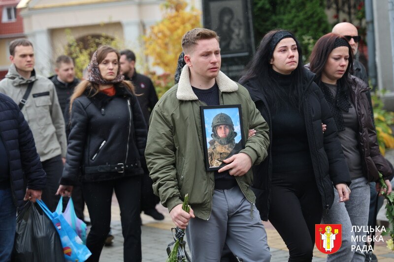 Осиротіла 3-річна донечка: у Луцьку попрощалися з Героєм Артемом Тютюнником
