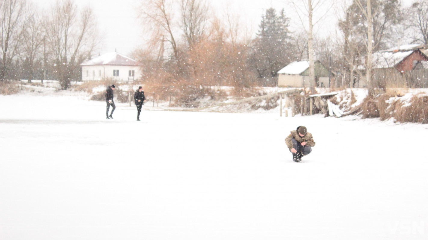 Крига 10 сантиметрів та жерлиці на щуку: фоторепортаж із зимового ставка у селі на Волині