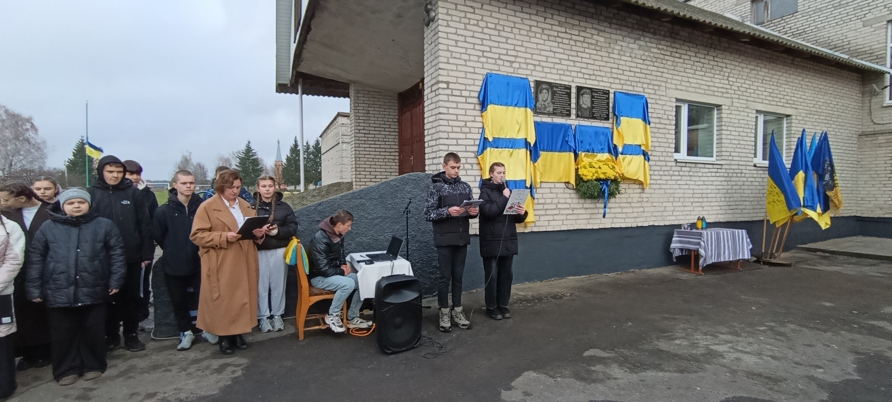 На фасаді сільського ліцею на Волині відкрили аж сім меморіальних дощок загиблим Героям