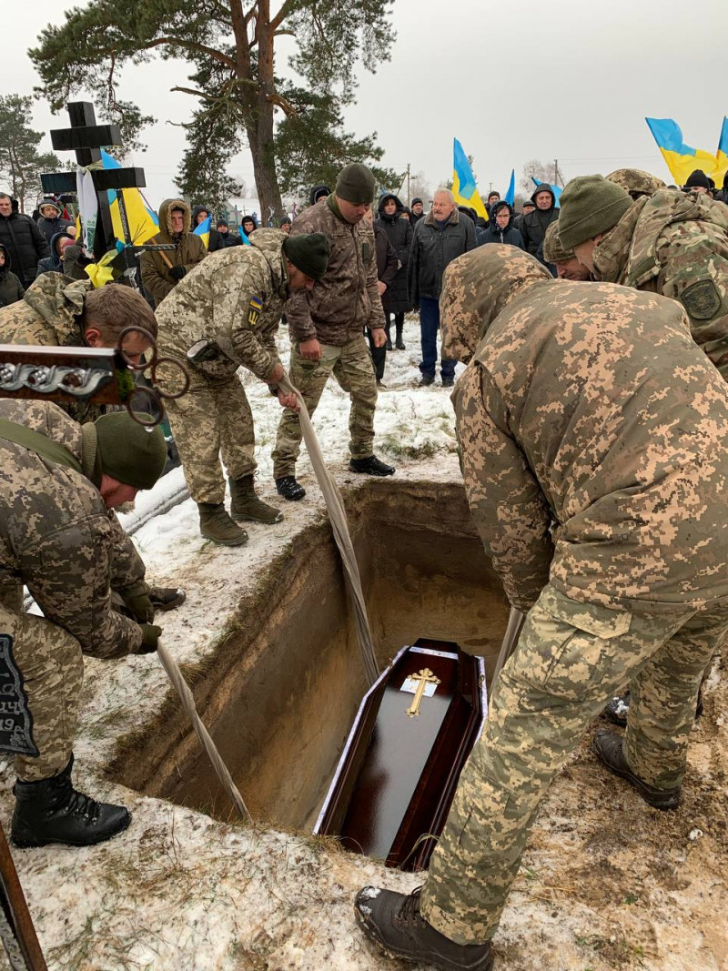 З травня вважався безвісти зниклим: на Волині поховали Героя Василя Саливончика. Фото